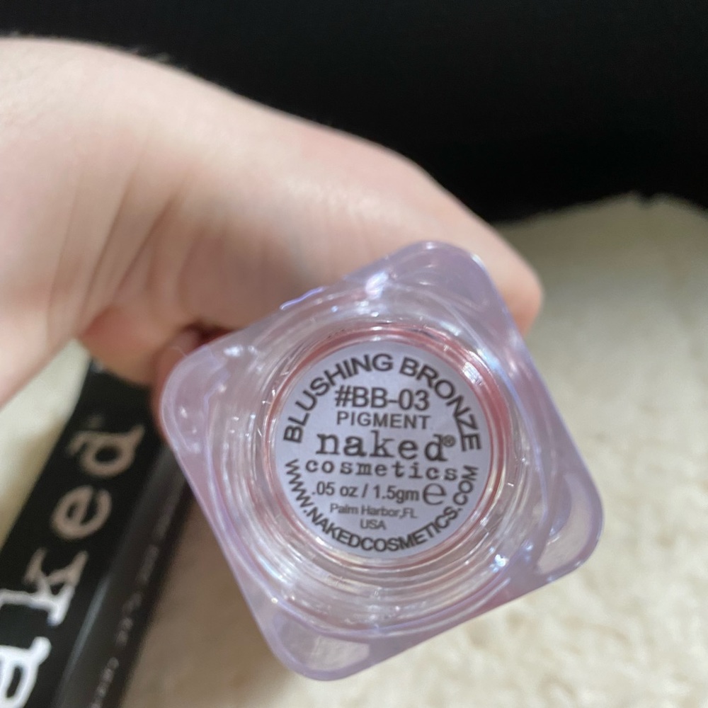 Naked cosmetics blushing bronze pressed pigment